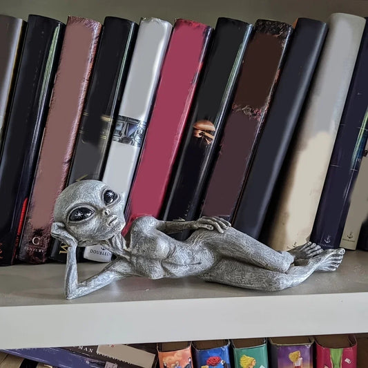 1PC Alien Resin Statue – Creative Figurine for Halloween, Home & Garden Decoration